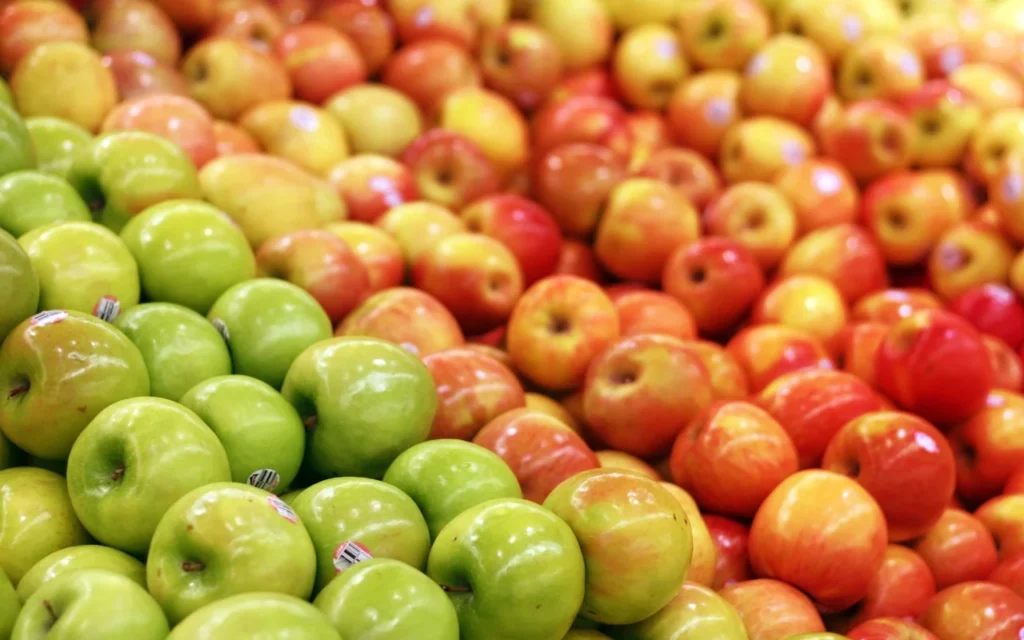 Fresh apples in the production line - hygiene control in the food industry